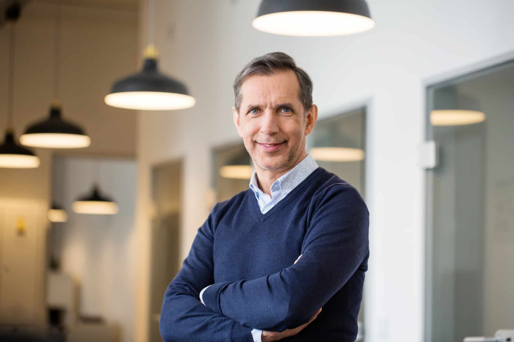 Confident mature businessman in office Marketing für einen Coach und Unternehmensberater